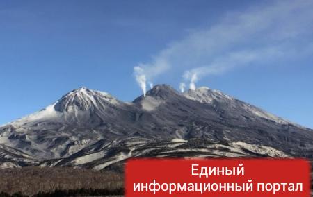 Вулкан на Камчатке выбросил столб пепла на восемь километров