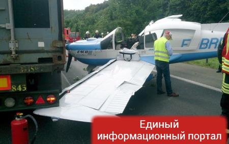 В Германии самолет совершил аварийную посадку на автобан