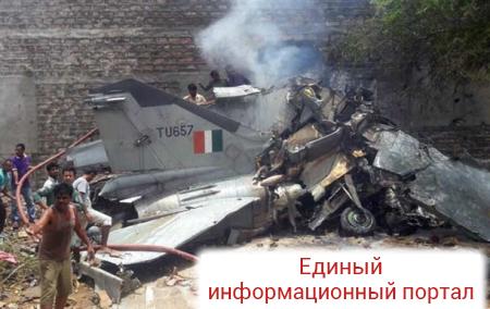 В Индии самолет МиГ-27 врезался в дом
