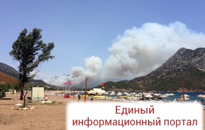 В Турции эвакуируют туристов из-за лесного пожара