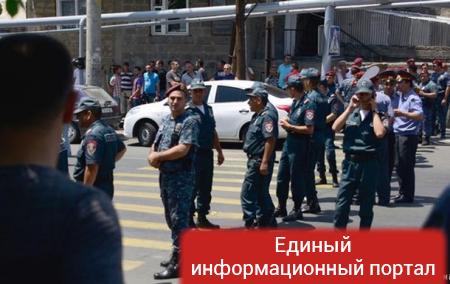 В Ереване перестрелка у захваченного полицейского участка