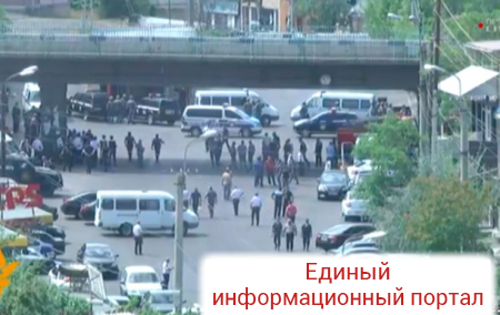 В Ереване вооруженные люди захватили здание полиции