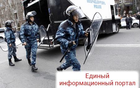 В заложниках в Ереване восемь полицейских