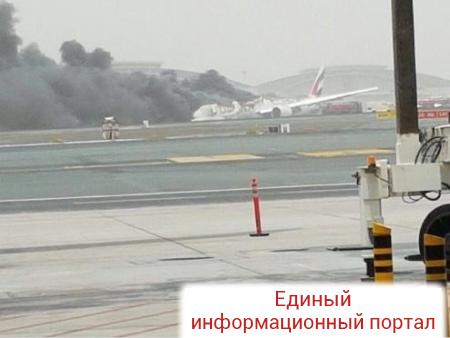 В Дубае после аварийной посадки загорелся самолет