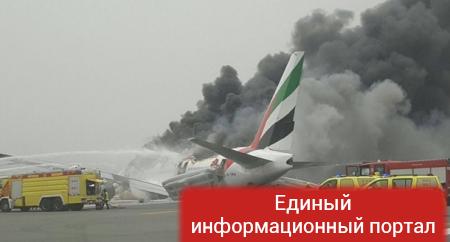 В Дубае после аварийной посадки загорелся самолет
