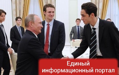 Кремль попросил информагентства удалить фото Путина со студентами Итона