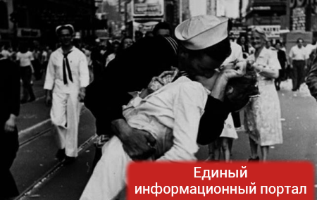 В США скончалась героиня знаменитой фотографии "Поцелуй на Таймс-сквер"