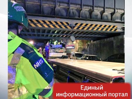В Лондоне двухэтажный автобус врезался в мост