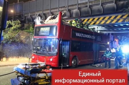 В Лондоне двухэтажный автобус врезался в мост