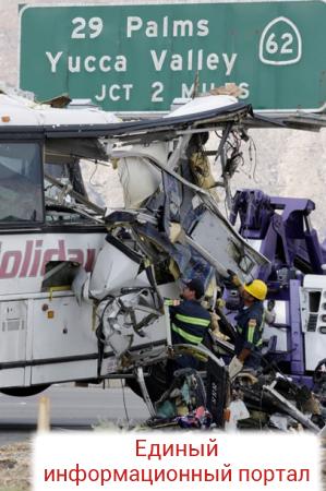 В США автобус столкнулся с грузовиком: 13 погибших