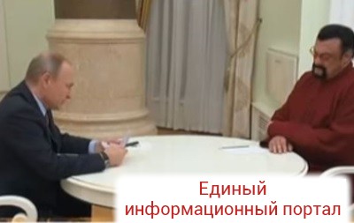 Опубликовано видео, как Путин лично вручил Сигалу паспорт