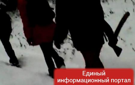 Дети в РФ ходят в школу с топорами из-за волков
