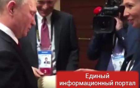 Появилось видео передачи Путину перуанского свитера