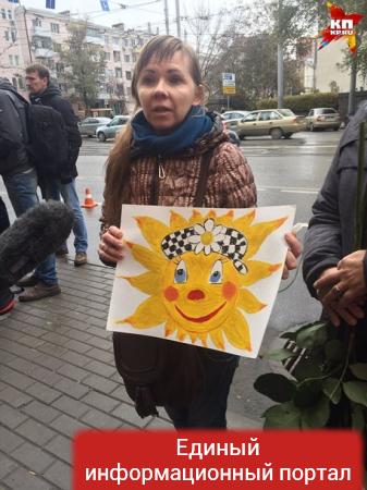 Тысячи людей пришли проститься с Олегом Поповым