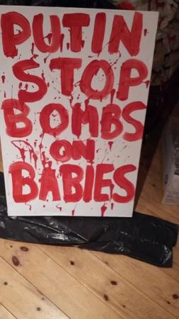 В Дублине у посольства РФ разбросали "младенцев"