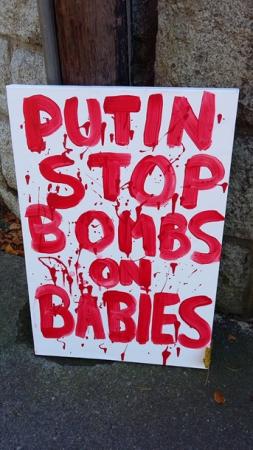 В Дублине у посольства РФ разбросали "младенцев"
