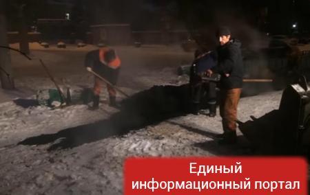 В Москве асфальт укладывают прямо в сугробы