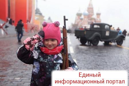 В Москве прошел марш в честь парада 1941 года