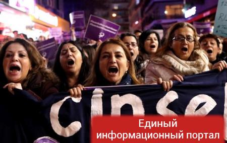 В Турции тысячи людей вышли на митинг против "закона для насильников"