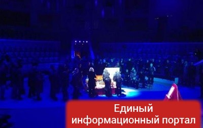 Тысячи человек пришли проститься с Олегом Поповым