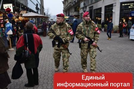 На улицы Будапешта вывели бронетехнику