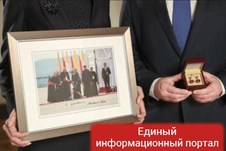 Президент Польши выставил на аукцион запонки и фото жены