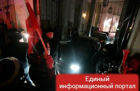 Протестующие в Варшаве заблокировали парламент