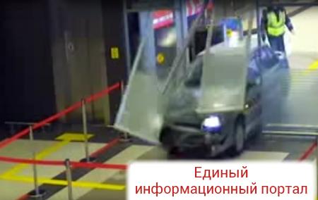 В РФ водитель устроил гонку по зданию аэропорта