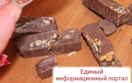 В РФ детям на Новый год подарили конфеты с червями
