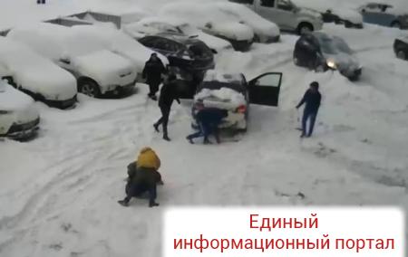 В России уборка снега закончилась массовой дракой