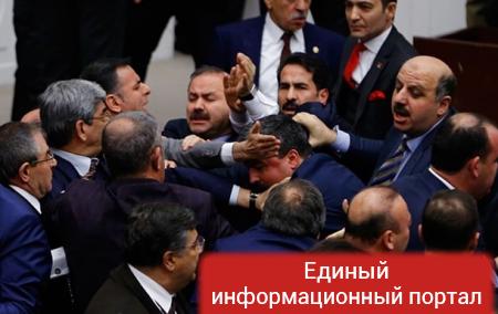 В Турции депутаты подрались из-за конституции