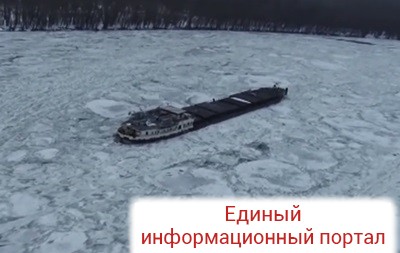 В Румынии на Дунае замерз корабль