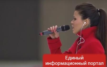 Исполнительница гимна РФ забыла слова в финале чемпионата мира по бенди