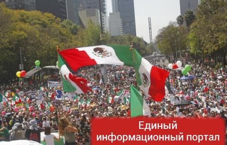 В Мексике десятки тысяч протестуют против Трампа