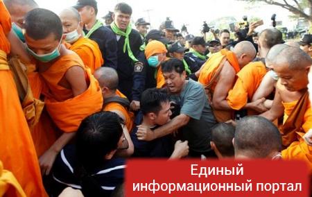 В Таиланде монахи подрались с полицейскими