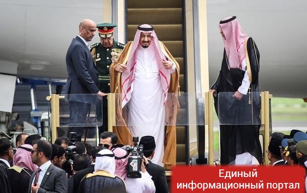 Король Саудовской Аравии прилетел в Индонезию с 460 тоннами багажа