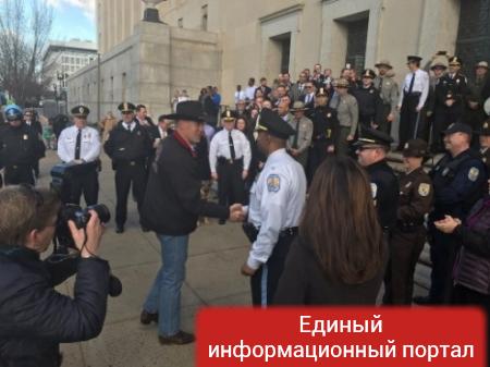 Глава МВД США прибыл на работу на лошади