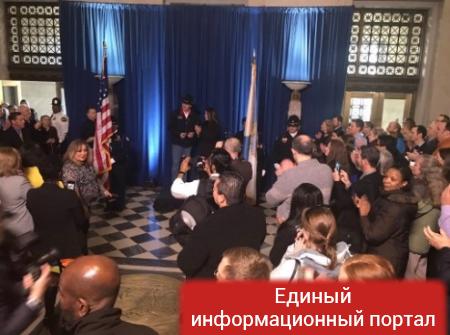 Глава МВД США прибыл на работу на лошади