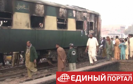 В Пакистане поезд столкнулся с нефтяной цистерной