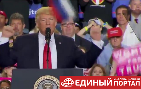 На выступлении Трампа разбросали российские триколоры