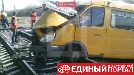 Столкновение поезда с автобусом в РФ: жертв меньше