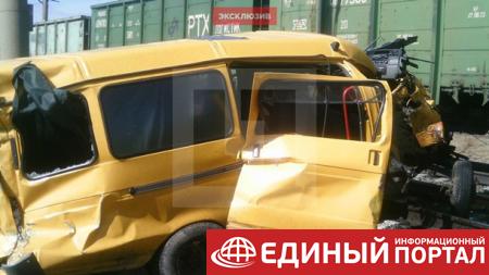 Столкновение поезда с автобусом в РФ: жертв меньше