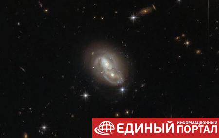 Hubble снял быстрые пересекающиеся галактики