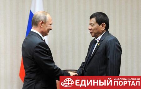 Скандальный президент Филиппин прерывает визит в РФ