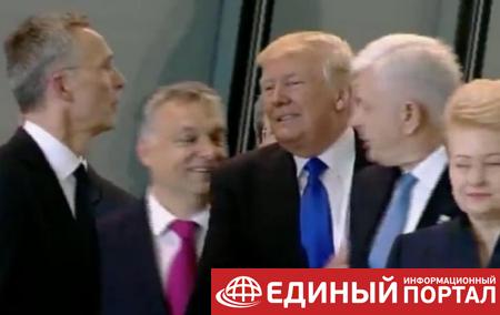 Трамп грубо отодвинул премьера Черногории