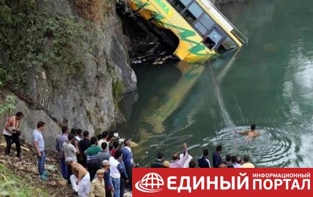 В Индии автобус упал в реку: десятки жертв