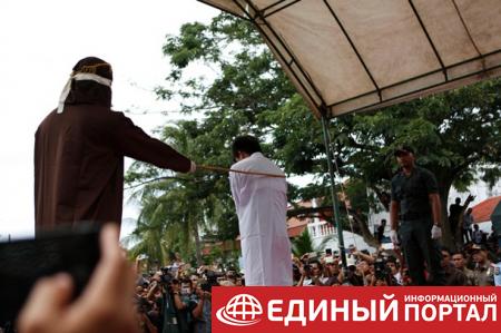 В Индонезии публично выпороли розгами двух геев