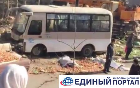 В Китае автобус с туристами попал в ДТП, десять погибших