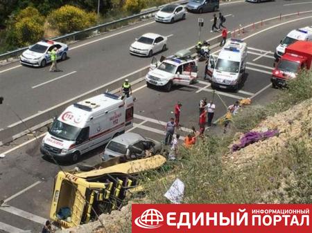 В Турции автобус сорвался в пропасть: 20 погибших
