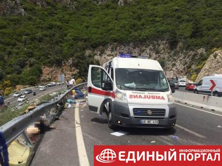 В Турции автобус сорвался в пропасть: 20 погибших